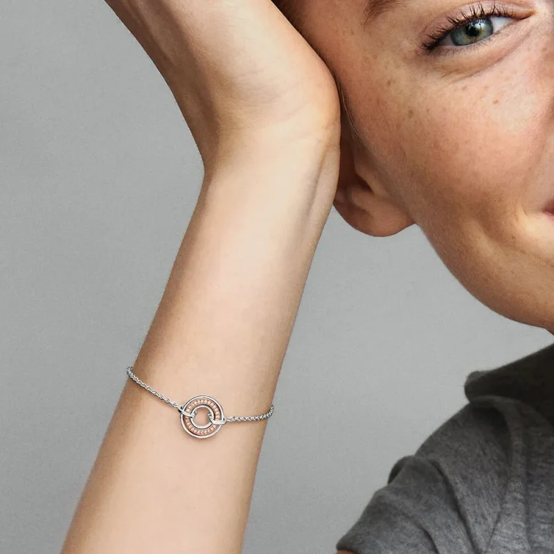 (imagine pentru) Brățară cu lanț pavé și logo Pandora Signature în două tonuri - 582741C01 - Vizualizare 4