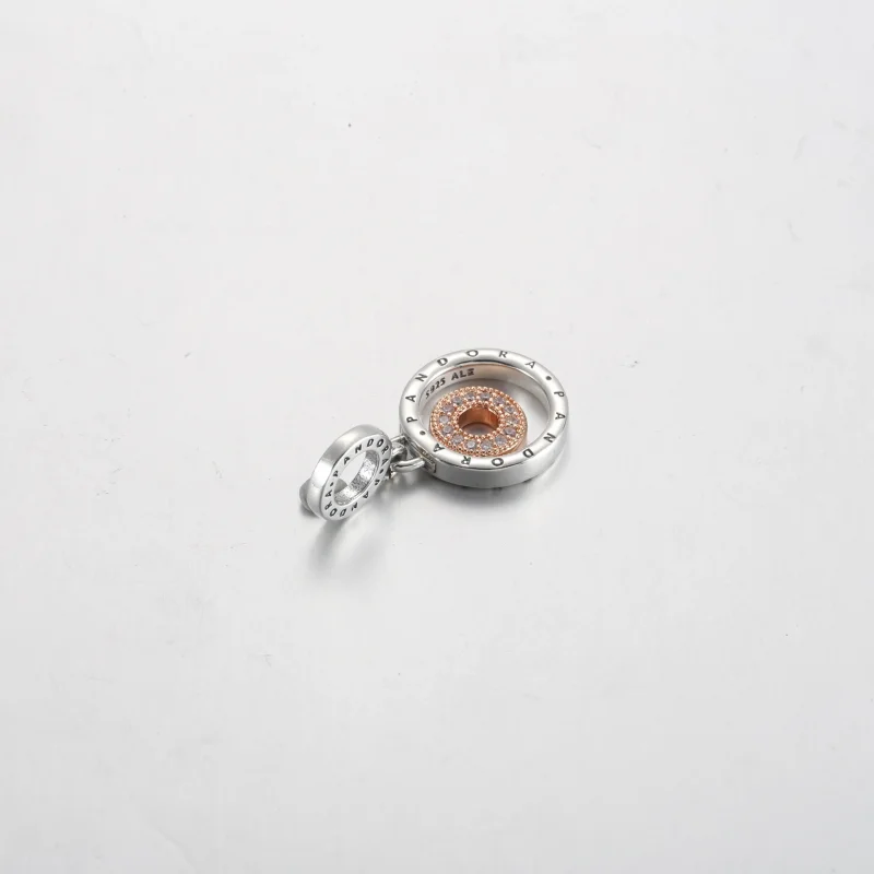 (imagine pentru) Charm cu cercuri cu logo Pandora în două tonuri - 782287C01 - Vizualizare 4