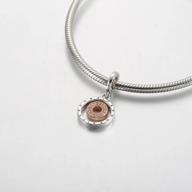 (imagine pentru) Charm cu cercuri cu logo Pandora în două tonuri - 782287C01 - Vizualizare 5