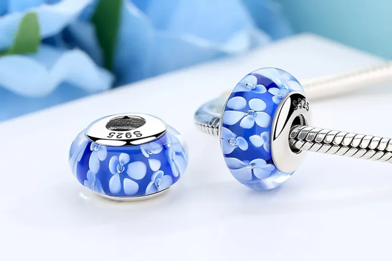(imagine pentru) Pandora Stilul Blue Murano Glass White Flowers Charm - SCZ006 - Vizualizare 8