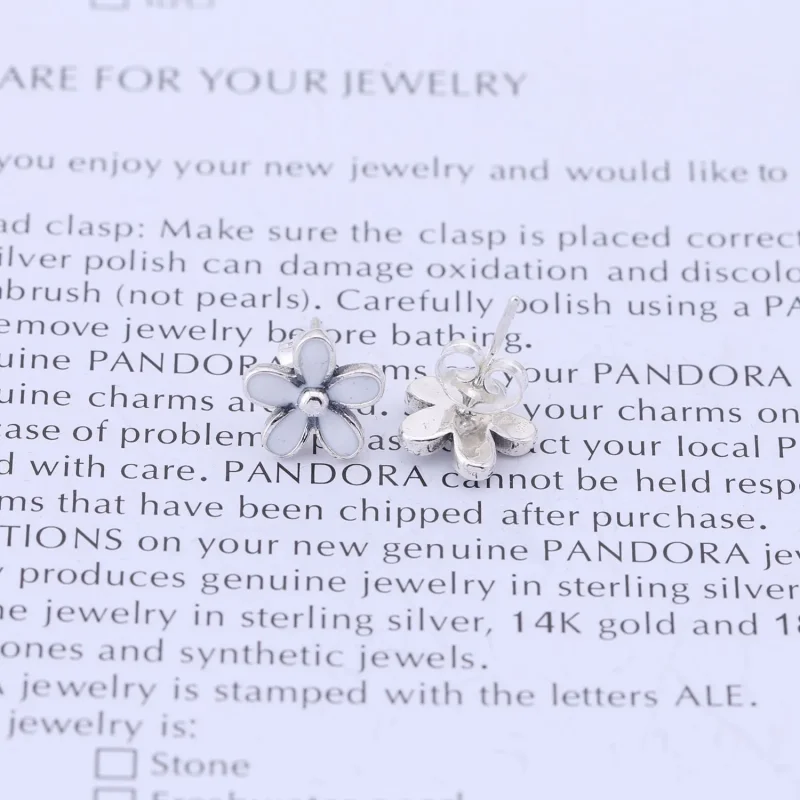 (imagine pentru) Cercei cu margarete din email alb - 290538EN12 - Cercei PANDORA - Vizualizare 2
