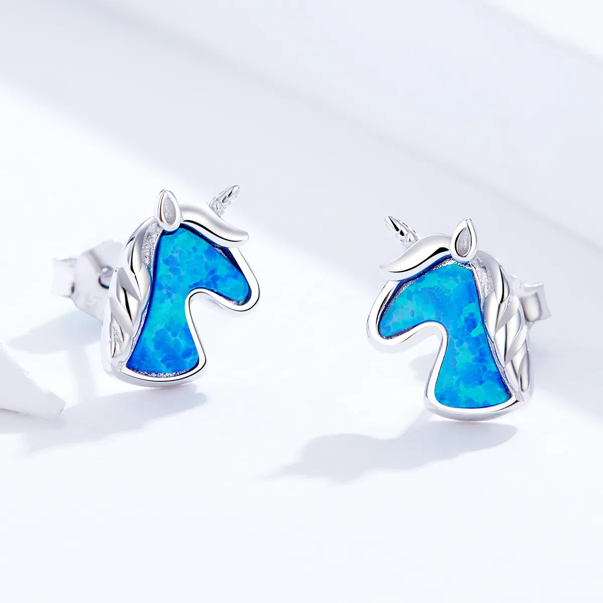 Cercei stil Pandora cu unicorn și opal albastru deschis - SCE815-A