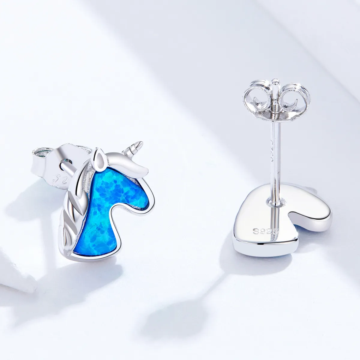 Cercei stil Pandora cu unicorn și opal albastru deschis - SCE815-A