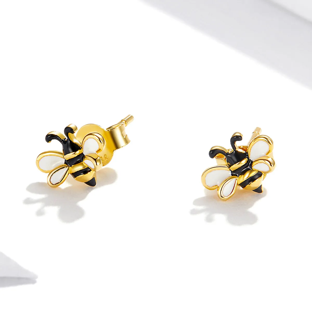 Studuri de ureche în stil Pandora cu albinuță înfățișată în desene animate - SCE1182