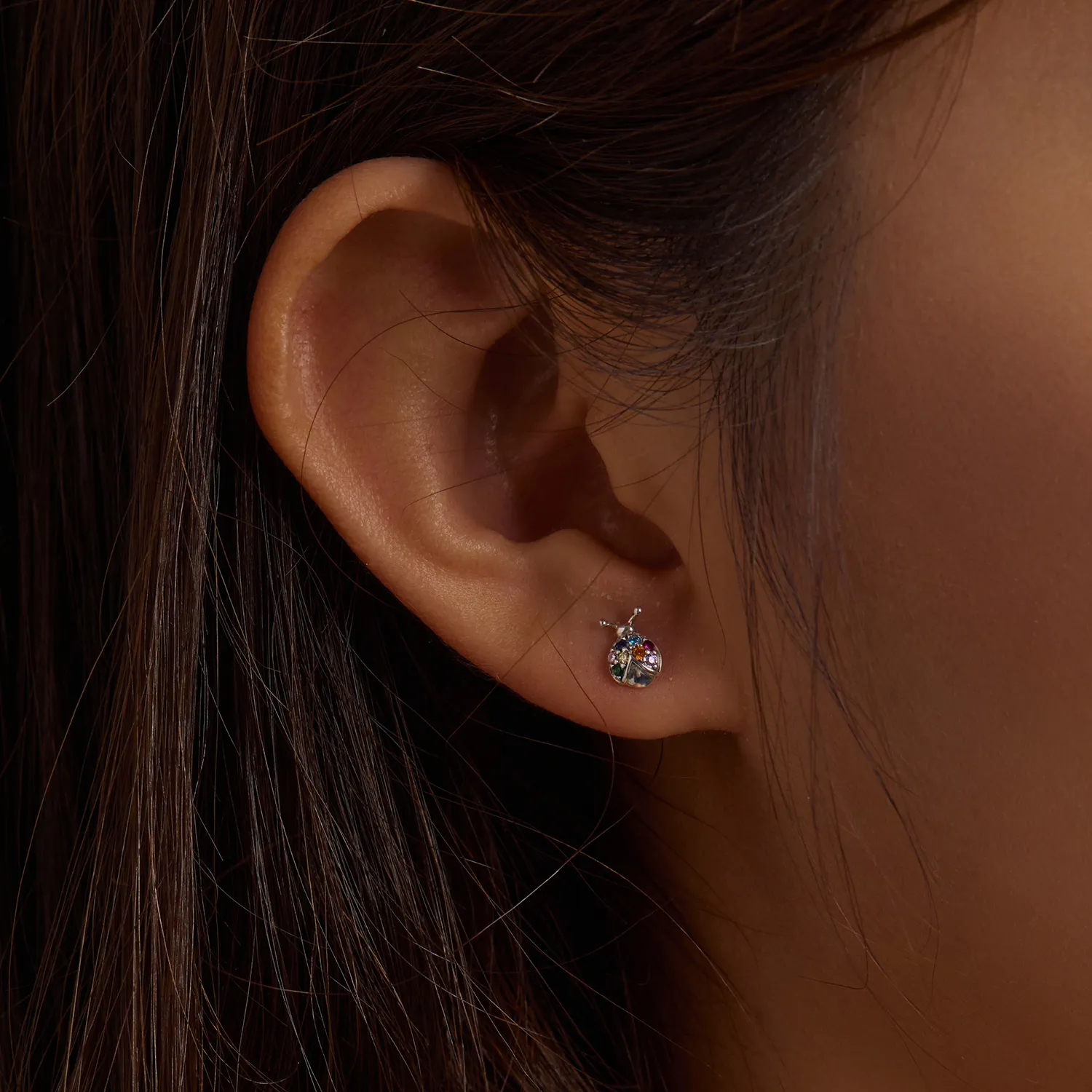 Studuri de urechi în stilul Pandora cu gândaci colorați - BSE560