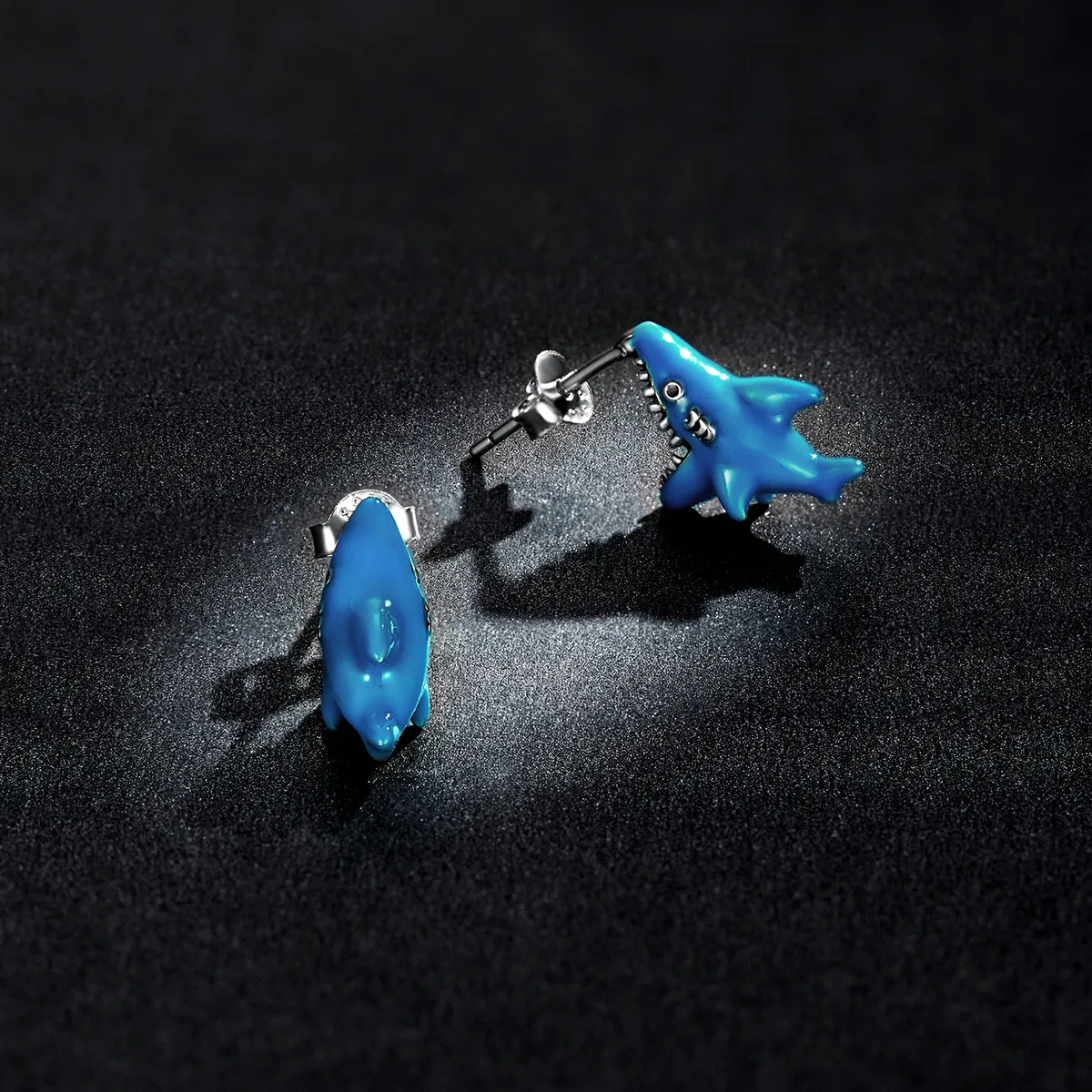 Studuri haioase în stilul Pandora cu un mic rechin - BSE563