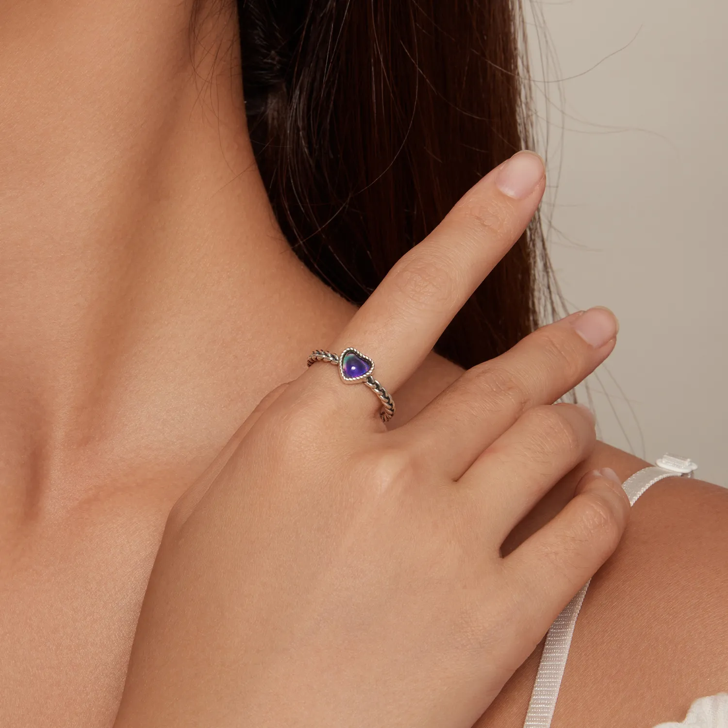 Inel simplu în stil Pandora cu un design în formă de inimă cu o torsiune - SCR956