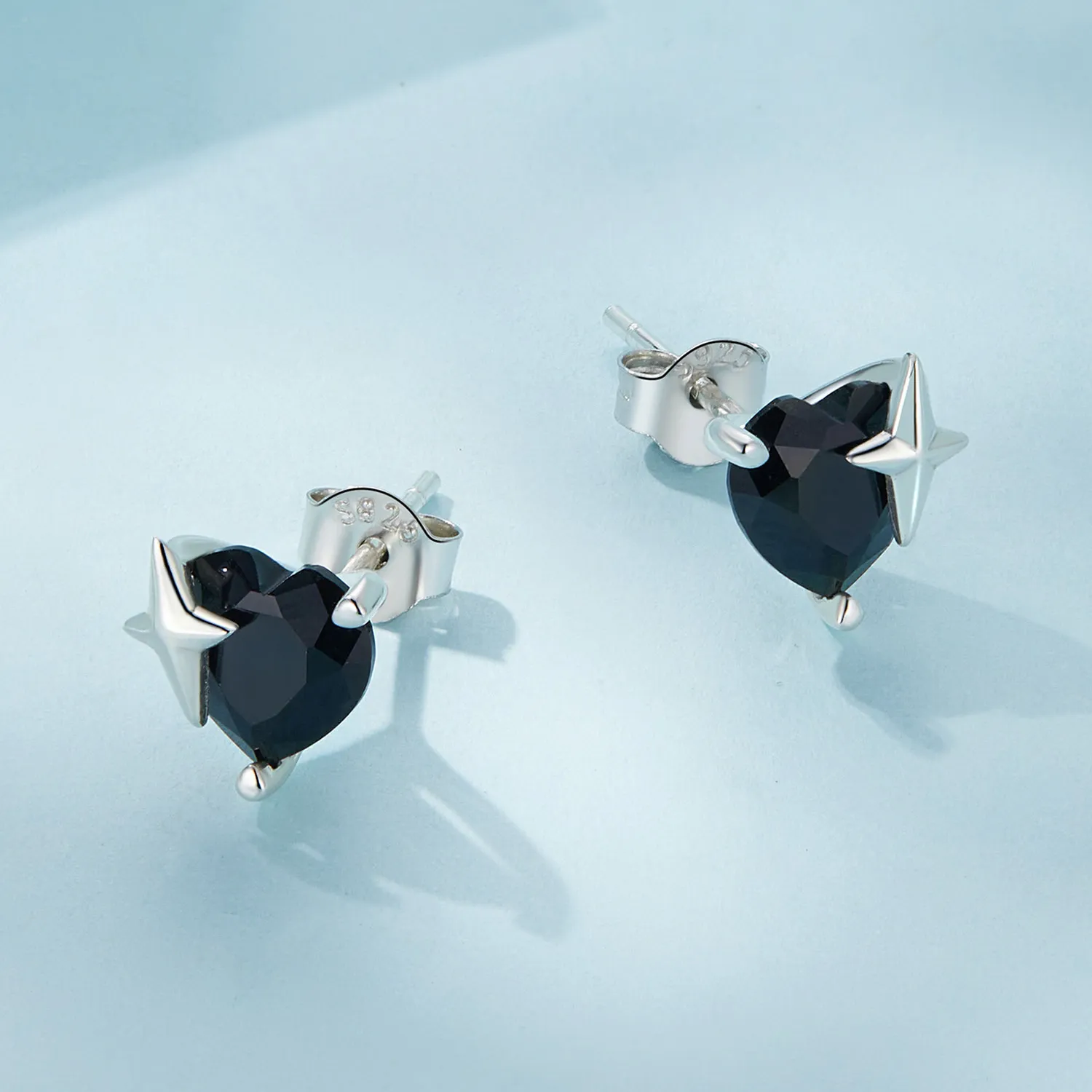Studurile pentru urechi în stil Pandora, cu inimioare retro - SCE1654