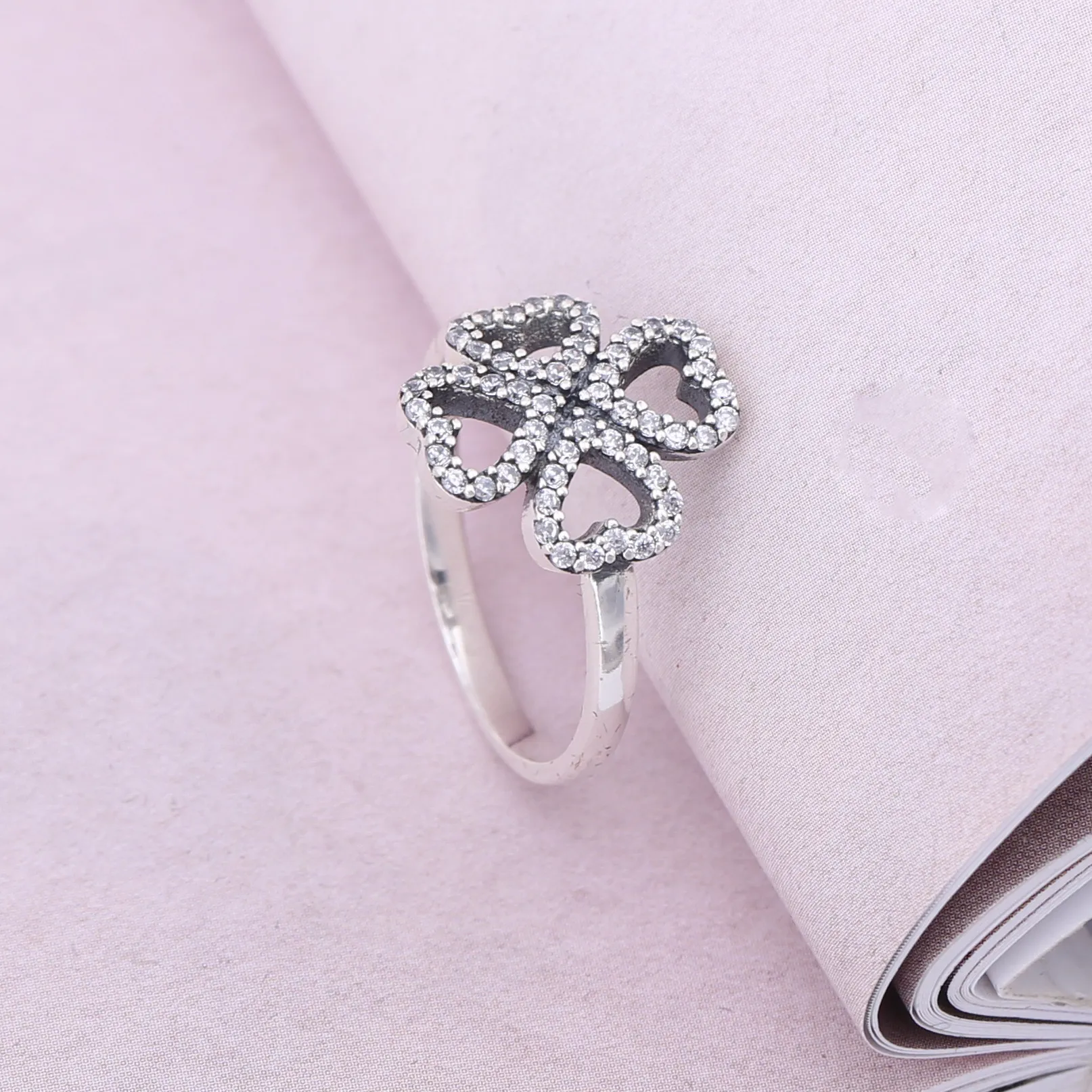 Inel cu trifoi în formă de inimă din argint, cu zirconiu cubic t